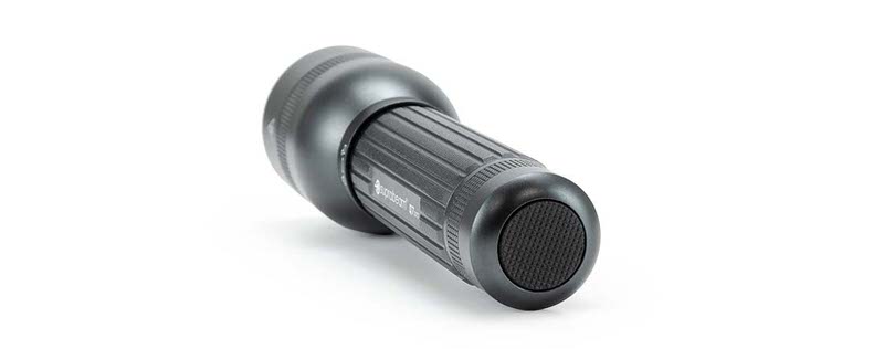 Torcia Suprabeam Q7xrs Torcia a LED Suprabeam Q7xrs nera, orizzontale, con impugnatura a coste e finitura opaca su sfondo bianco.