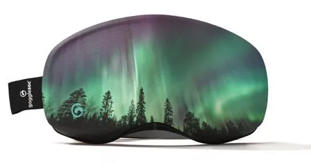 Skibrillen-Schutzhülle mit Aurora-Motiv: Nordlichter und Tannen auf dunklem Grund.