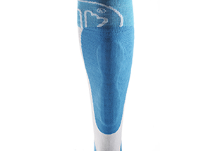 Blaue Protective Gel Socke mit Gel-Schienbeinverstärkung im Detail, teilweise weisser Sockenbund.