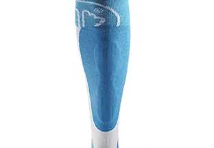 Blaue Protective Gel Socke mit Gel-Schienbeinverstärkung im Detail, teilweise weisser Sockenbund.