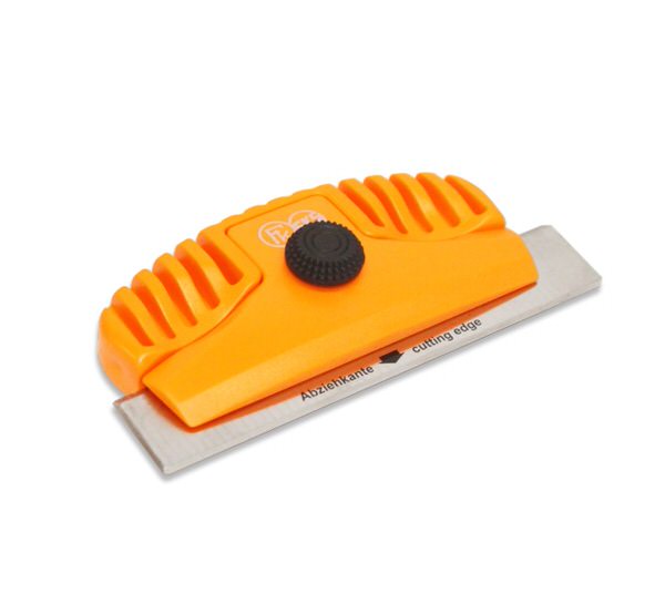 Oranges Vola Racing Haarlineal mit Griff und Klinge zur Ebenheitskontrolle, Ansicht von schräg oben.