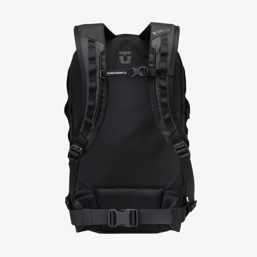 Schwarzer Rucksack 14L Schwarzer Union Resort Pack 14L Rucksack von hinten, mit Gurten und Schnallen auf weißem Hintergrund.
