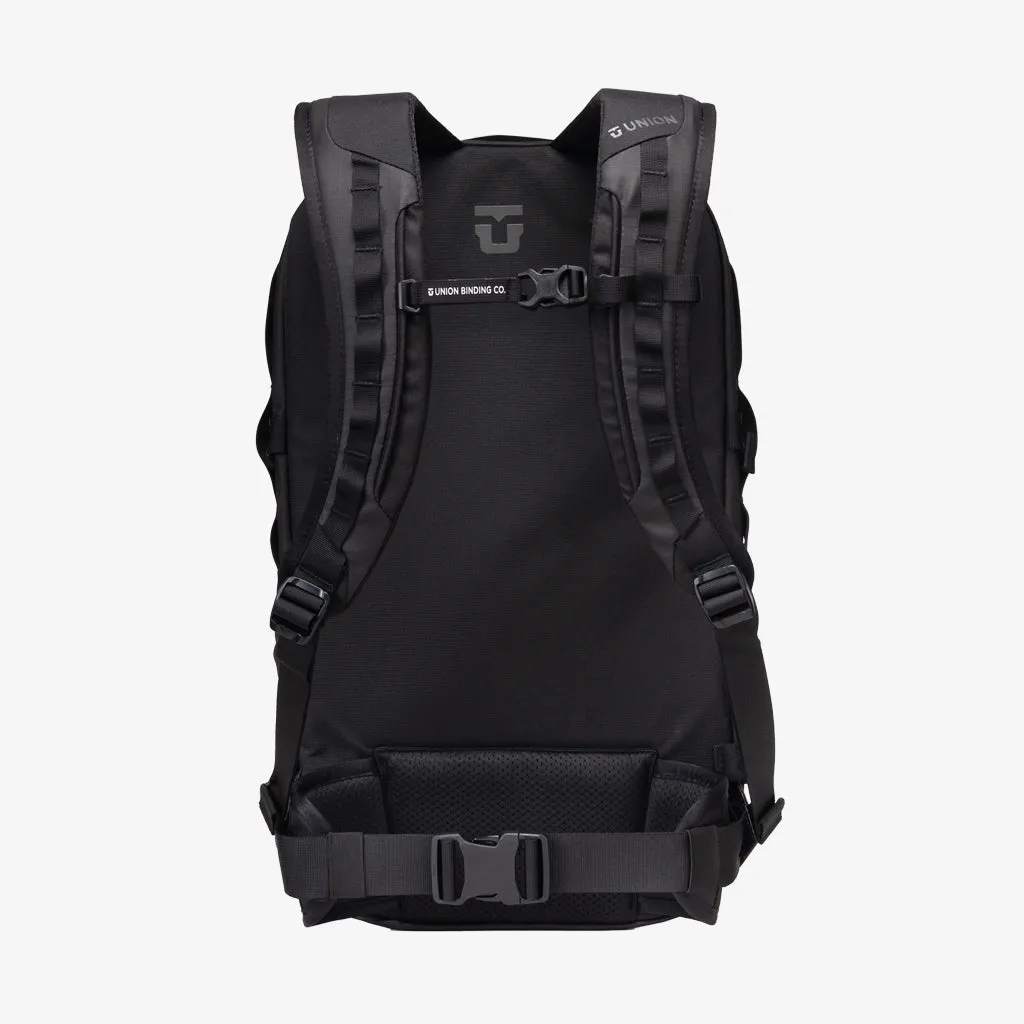 Schwarzer Union Resort Pack 14L Rucksack von hinten, mit Gurten und Schnallen auf weißem Hintergrund.