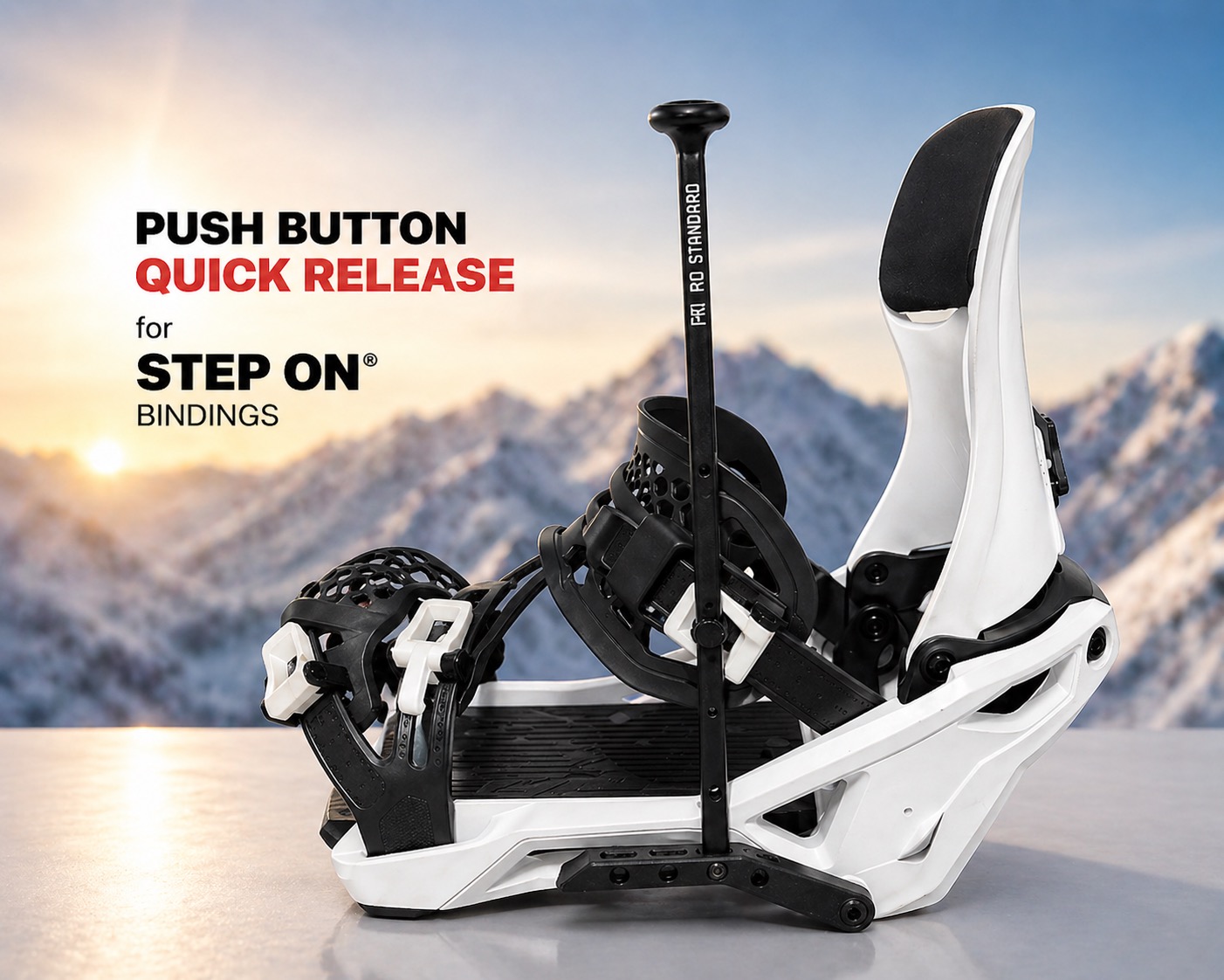 Attacchi da snowboard Step On bianchi e neri su sfondo grigio. Gambo nero «PRI RO STANDARD». Sullo sfondo, montagne al tramonto. Testo: «PUSH BUTTON QUICK RELEASE for STEP ON BINDINGS».