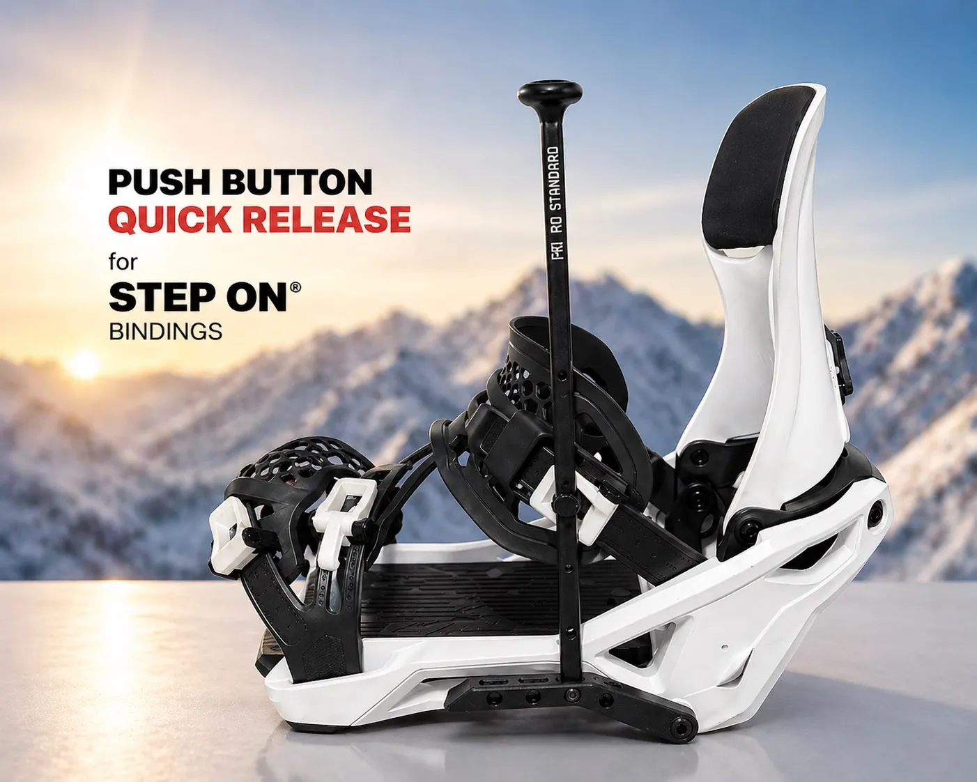 Weiße und schwarze Step On Snowboardbindung auf grauer Fläche. Schwarzer Schaft „PRI RO STANDARD“. Im Hintergrund Berge bei Sonnenuntergang. Text: „PUSH BUTTON QUICK RELEASE for STEP ON BINDINGS“.