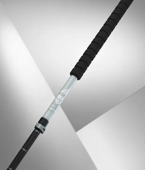 Gros plan sur un Black Crows Duo Freebird Skistocks, couleur argent avec poignée noire.