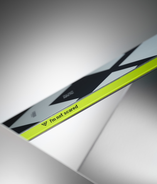 Nahaufnahme eines Black Crows Solis Skis mit Grafikmuster und grünem Rand. Aufschrift: "I'm not scared".