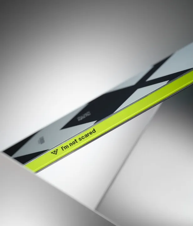 Nahaufnahme eines Black Crows Solis Skis mit Grafikmuster und grünem Rand. Aufschrift: "I'm not scared".