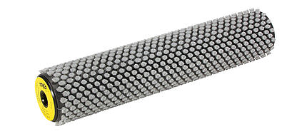 Eine graue Nylon-Rotationsbürste für Snowboards, perspektivisch und freigestellt.