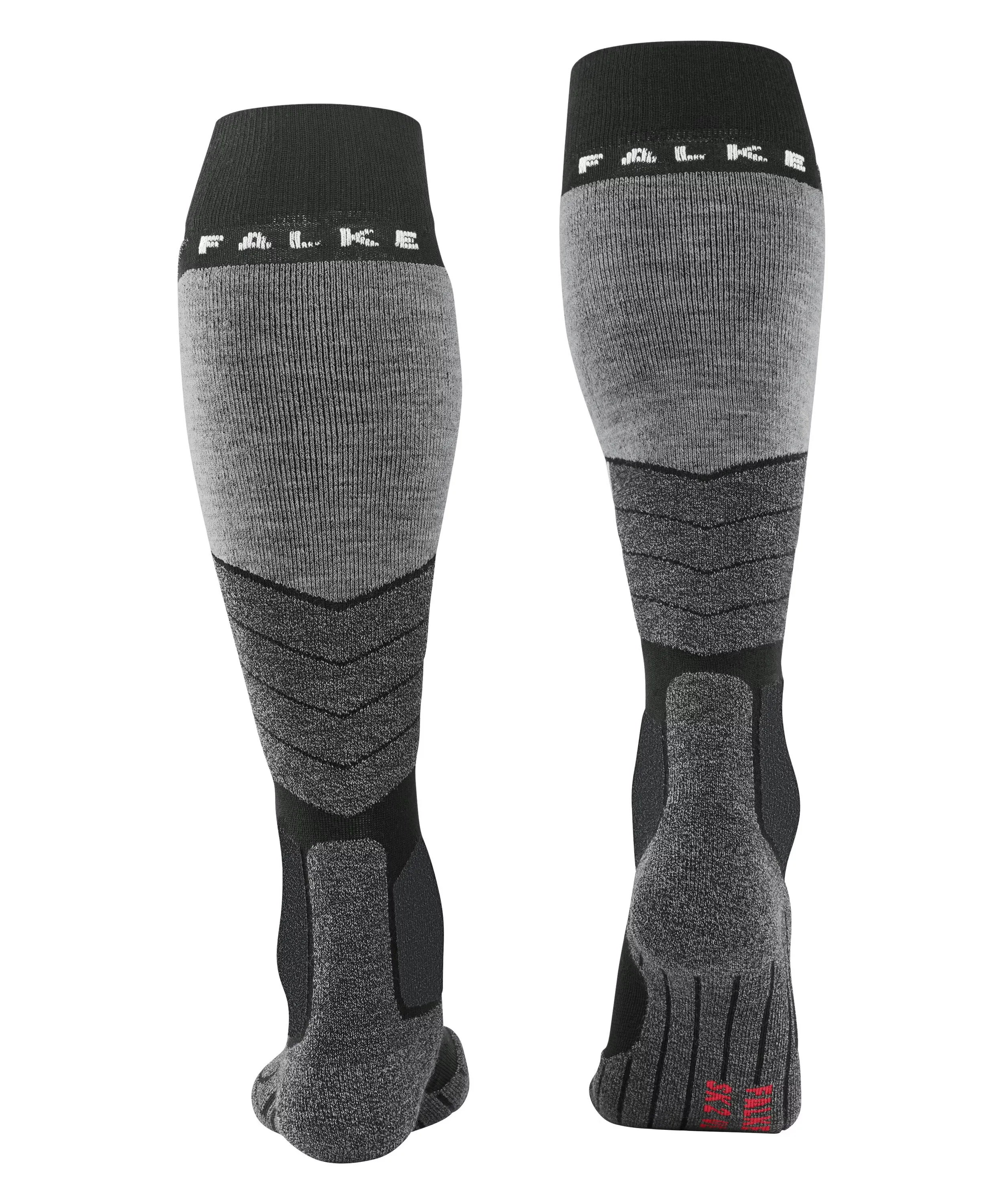 Zwei kniehohe Socken, eine von vorn und eine von hinten, auf weißem Hintergrund. Hellgrau mit dunkelgrauen und schwarzen Akzenten an Schienbein, Knöchel und Fuß. Schwarzer Bund mit weißem "FALKE"-Schriftzug.