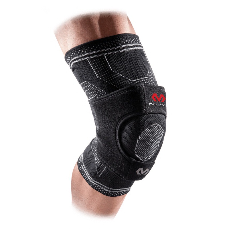 Kniebandage mit Doppelwickel am Bein, schwarz mit Muster und McDavid-Logo.