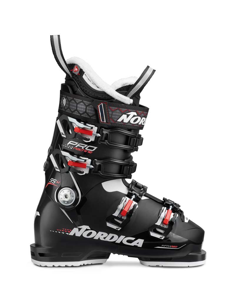 Schwarzer Nordica Promachine 95 W Skischuh von der Seite, mit vier Schnallen und weißem Innenschuh.