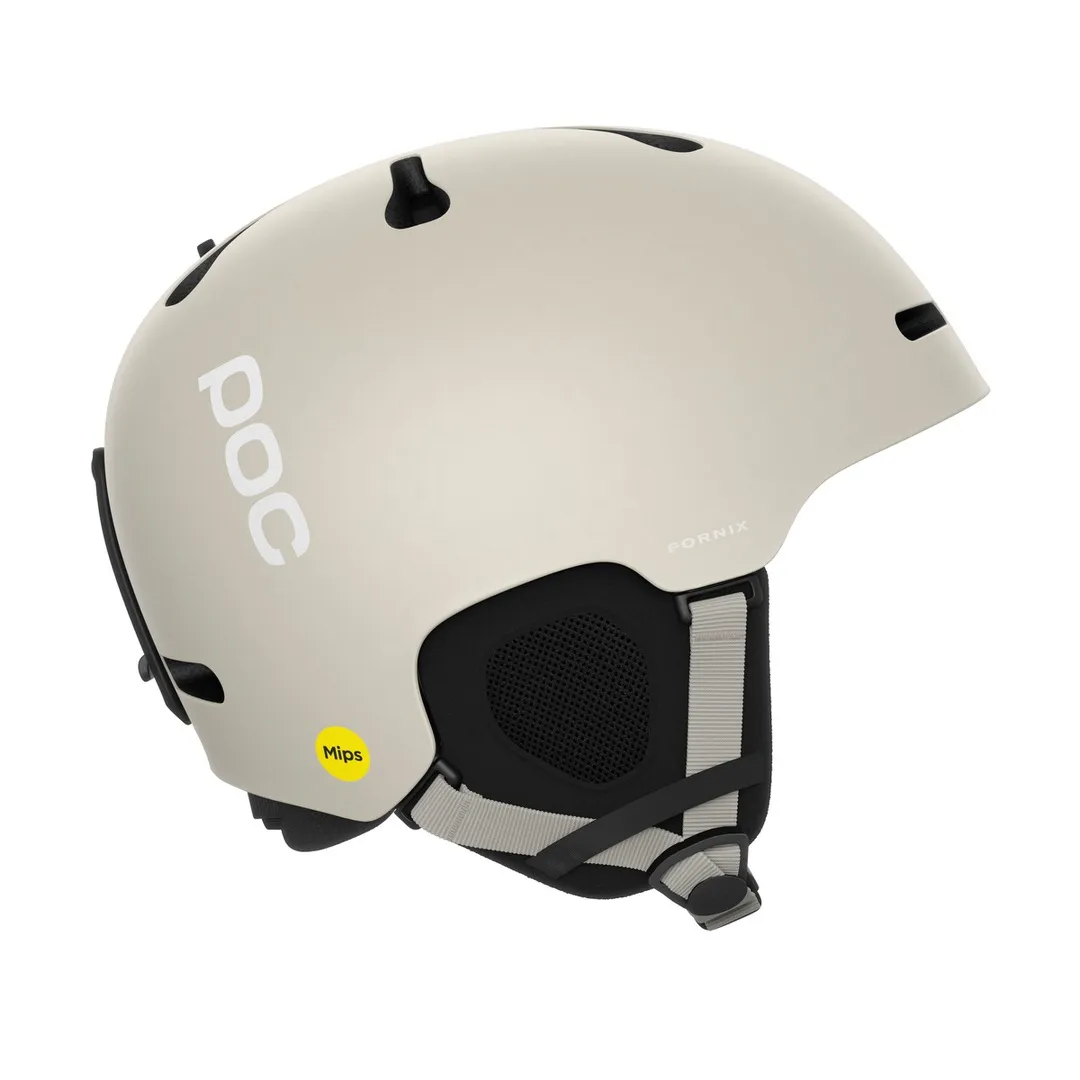 Casque de ski POC Fornix MIPS beige en gris mat, vue de côté. Les fentes d'aération et le logo POC sont visibles.