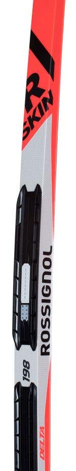 Nahaufnahme eines Rossignol Delta Comp R-Skin Stiff Langlaufski mit schwarzer Bindung auf weiß-rotem Hintergrund.