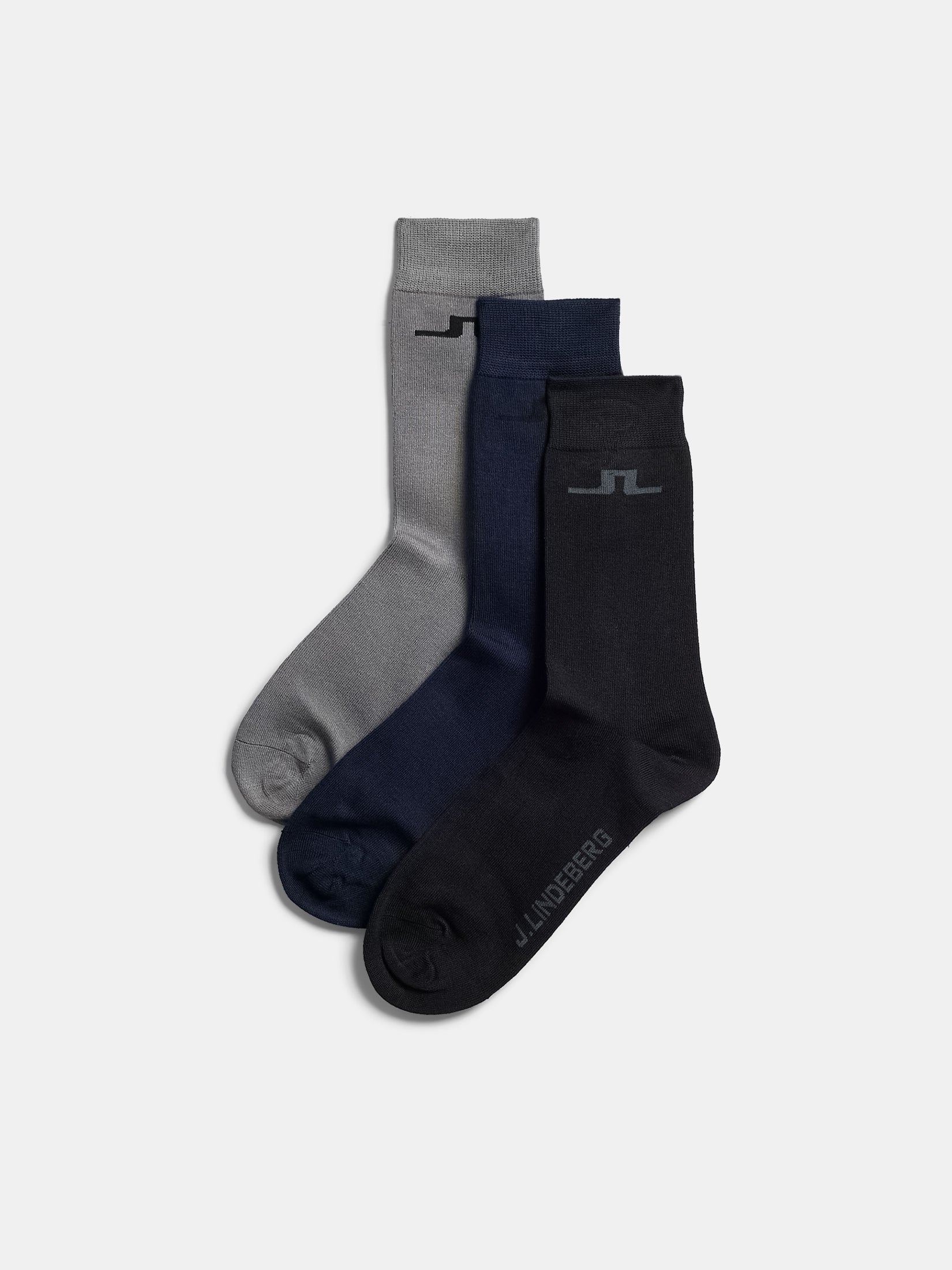 Drei Paar J.Lindeberg Bridge Bamboo Socken: Grau, Dunkelblau und Schwarz, mit Logo am Schaft.