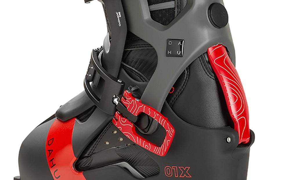 Dahu Chaussure de ski Ecorce 01X Vue détaillée de la chaussure de ski Dahu Ecorce 01X en noir et rouge avec focus sur la boucle et la tige.