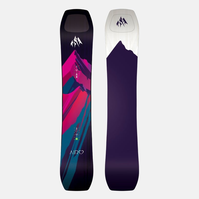 Zwei Jones Airheart 2.0 Snowboards, Vorder- und Rückseite, zeigen farbenfrohe Bergmotive in Lila, Pink und Blau.