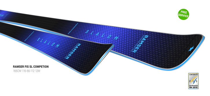 Zwei Slalom Ski mit blauer Aufschrift "RAMSER" und "SLALOM" auf einem schwarzen Hintergrund mit blauem Rand.