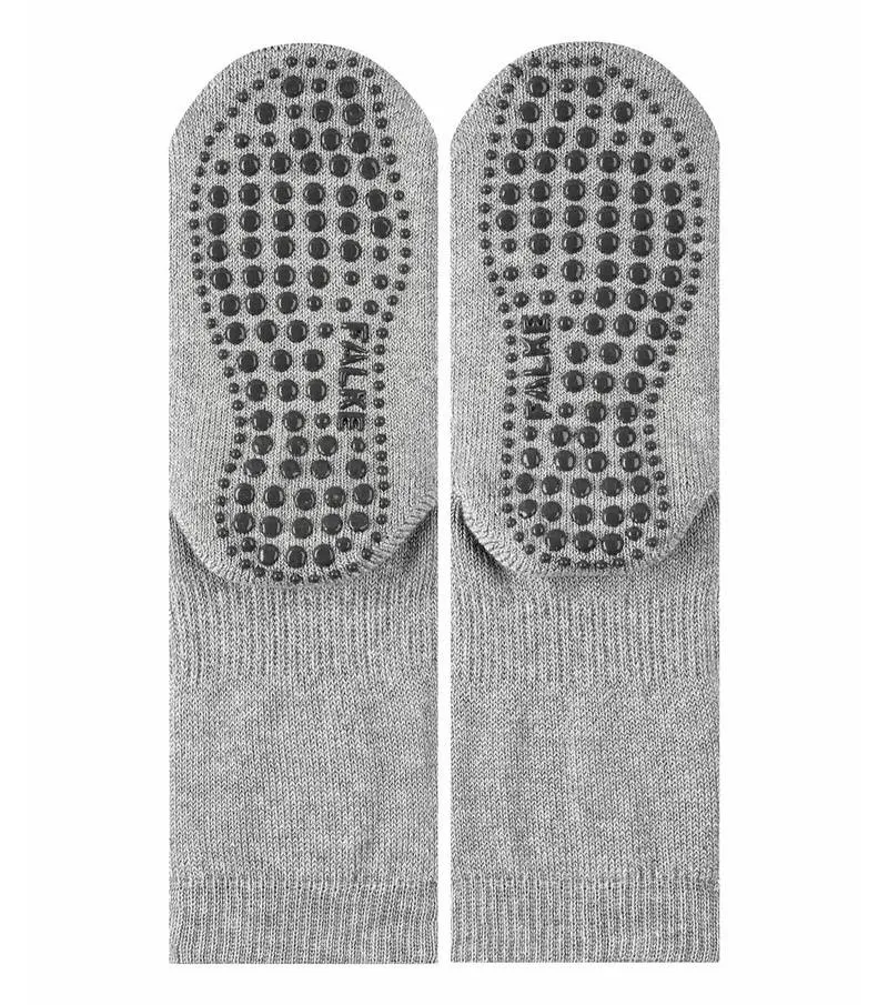 Chaussettes grises pour enfants de Falke avec picots antidérapants sur la plante du pied en détail.