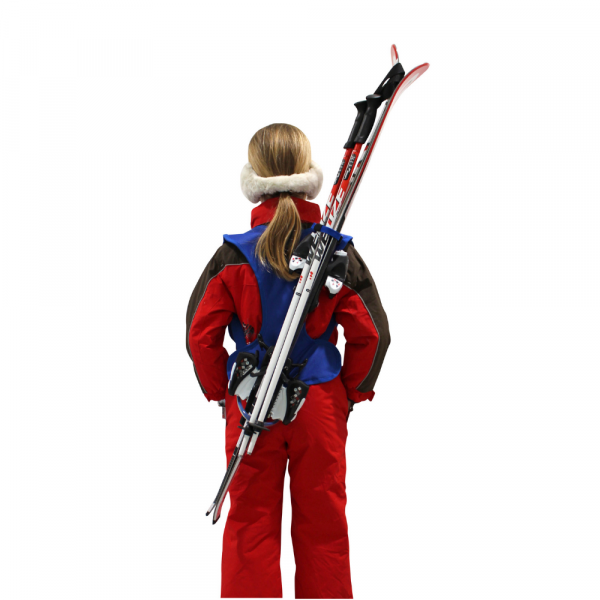 Skibärtraum für Kinder Kind mit Skiern und Skistock auf dem Rücken, getragen mit blauem Skiback-Tragesystem.