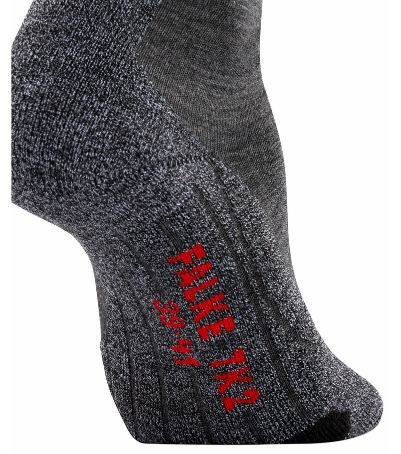 Detailaufnahme einer grauen TK2 Damen Trekking Socke mit rotem Schriftzug.
