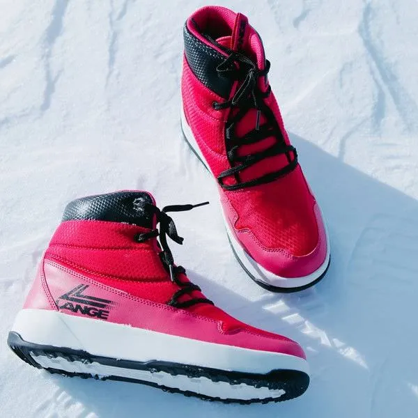 Zwei rosafarbene Lange Podium Retro Schuhe mit schwarzer Schnürung liegen im Schnee.