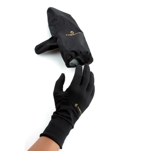 Schwarze Therm-ic Handschuhe mit Überziehhandschuh, der über eine Hand gezogen wird.