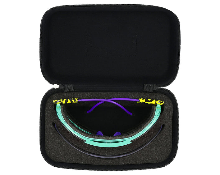 Geöffnete, schwarze Brillenbox mit türkis-lila Synthesizer Sonnenbrille. Gelb gemusterte Details und lila Bügel.