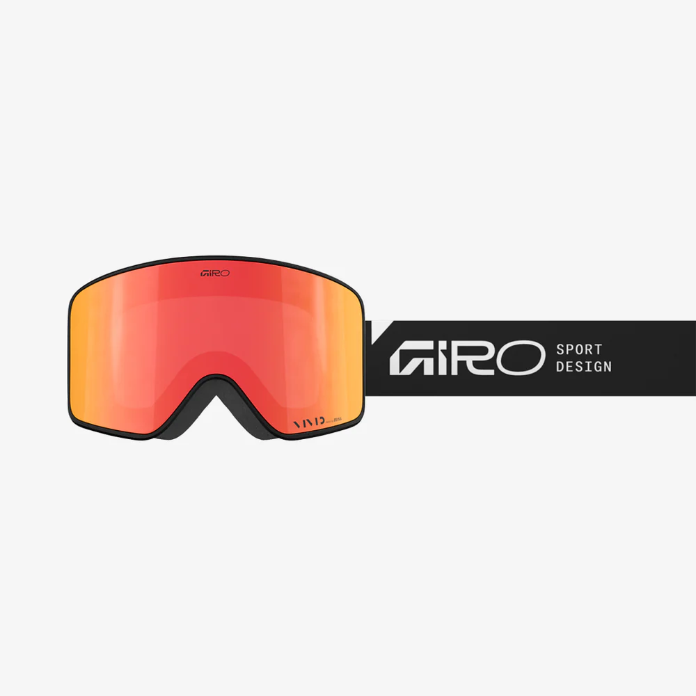 Rote Giro Skibrille Rote Skibrille der Marke Giro, mit schwarzem Rahmen und schwarzem Band, auf weißem Hintergrund.