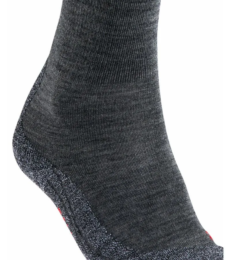 Detailaufnahme einer grauen Trekking Socke am Fuß, mit feinen Rippen und verstärkten Bereichen.