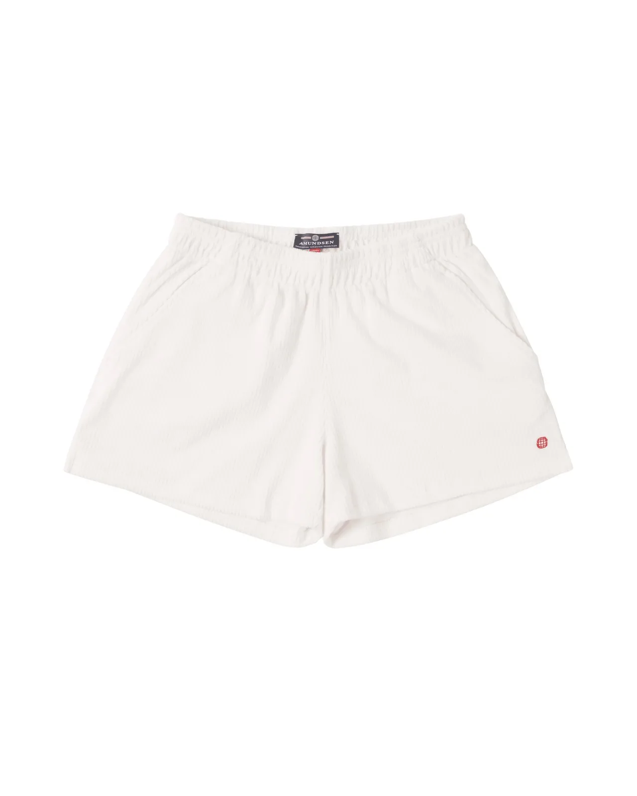 Weiße, kurze Kordshorts mit elastischem Bund und kleinem, rotem Logo am rechten Bein.