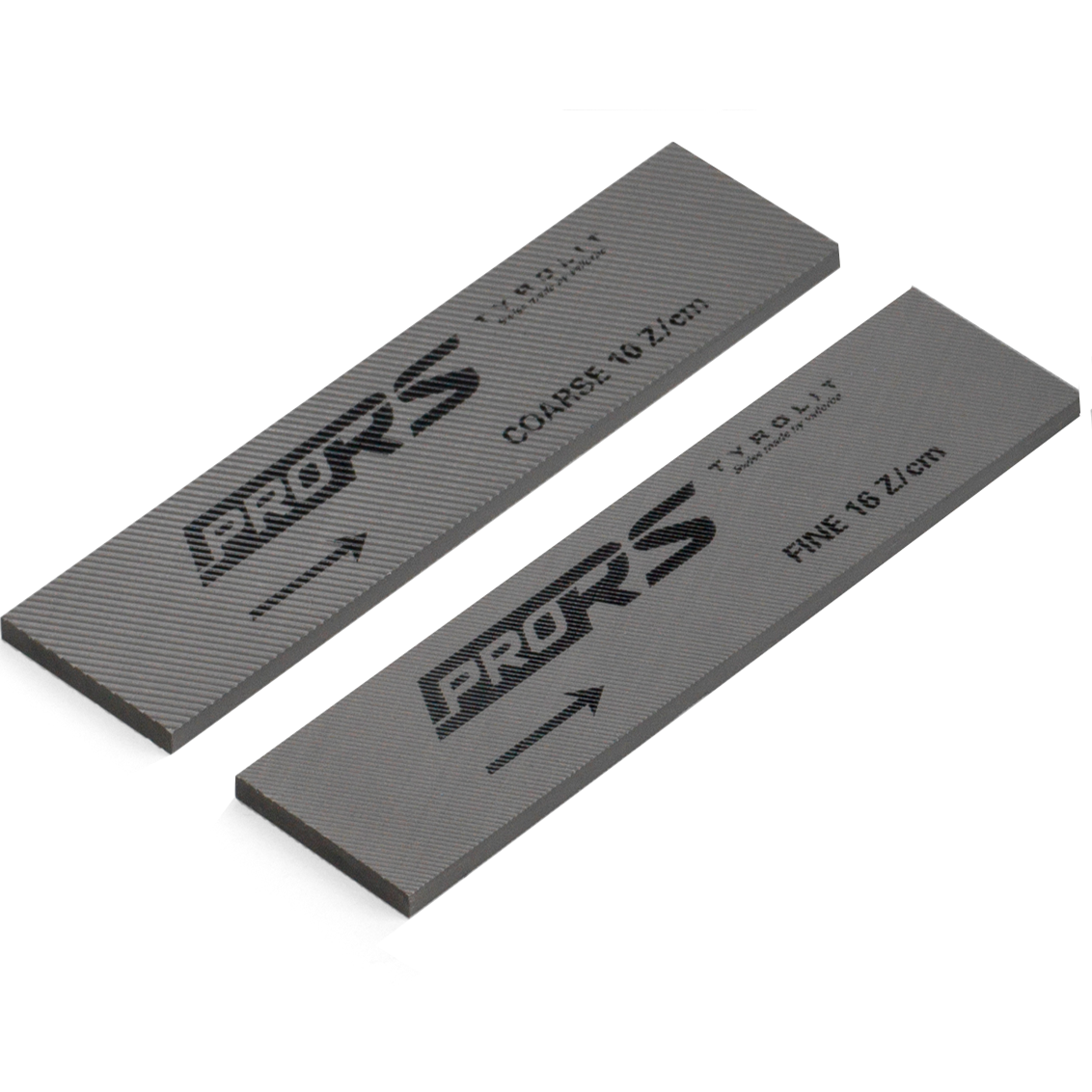 Zwei graue Schleifblöcke liegen diagonal; einer "COARSE 10 Z/cm", der andere "FINE 16 Z/cm". Pfeile zeigen die Schleifrichtung.