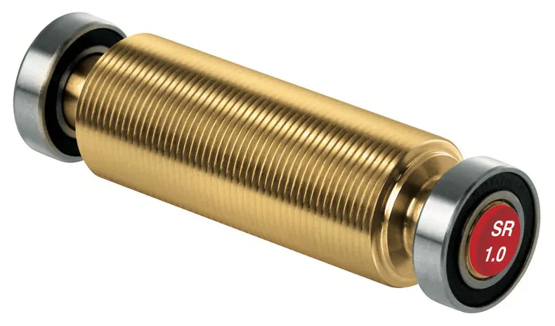 Goldene Strukturwalze mit Rillen und seitlichen Lagern für Ski, eines davon mit rotem Aufdruck "SR 1.0".