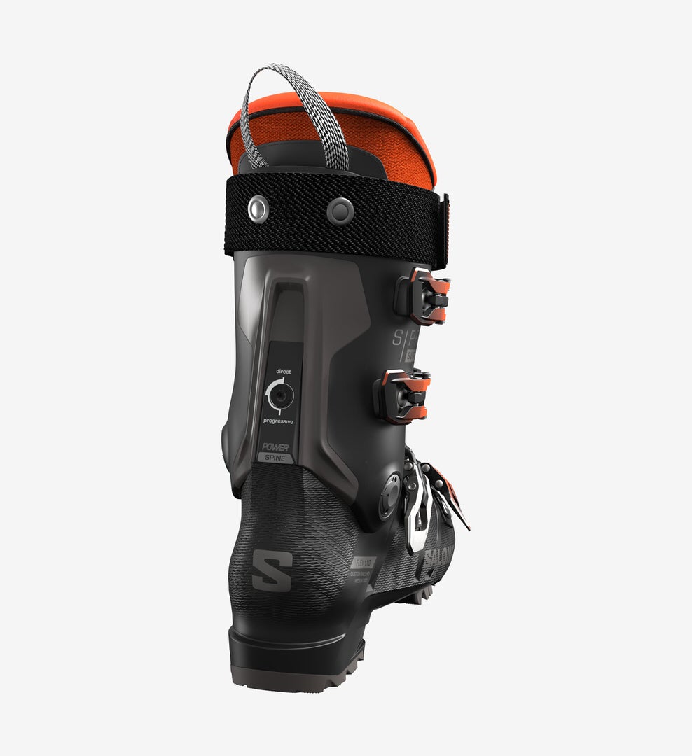 Nahaufnahme des Salomon S/PRO Supra 110 Skischuhs mit Schnallen und orangenem Innenschuh.