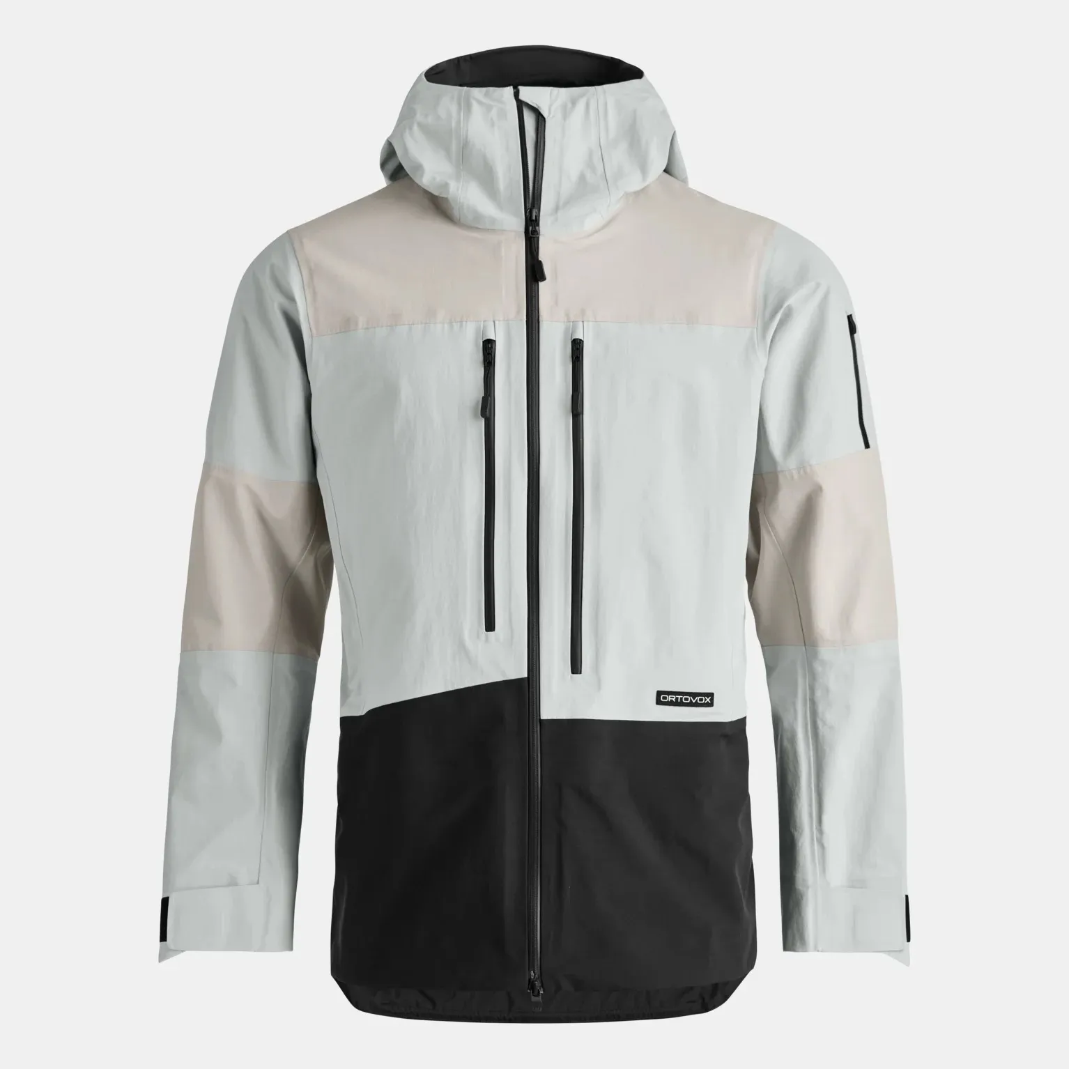 Eine grau-beige-schwarze Outdoorjacke mit Kapuze und Reißverschlüssen, Frontansicht auf neutralem Hintergrund.