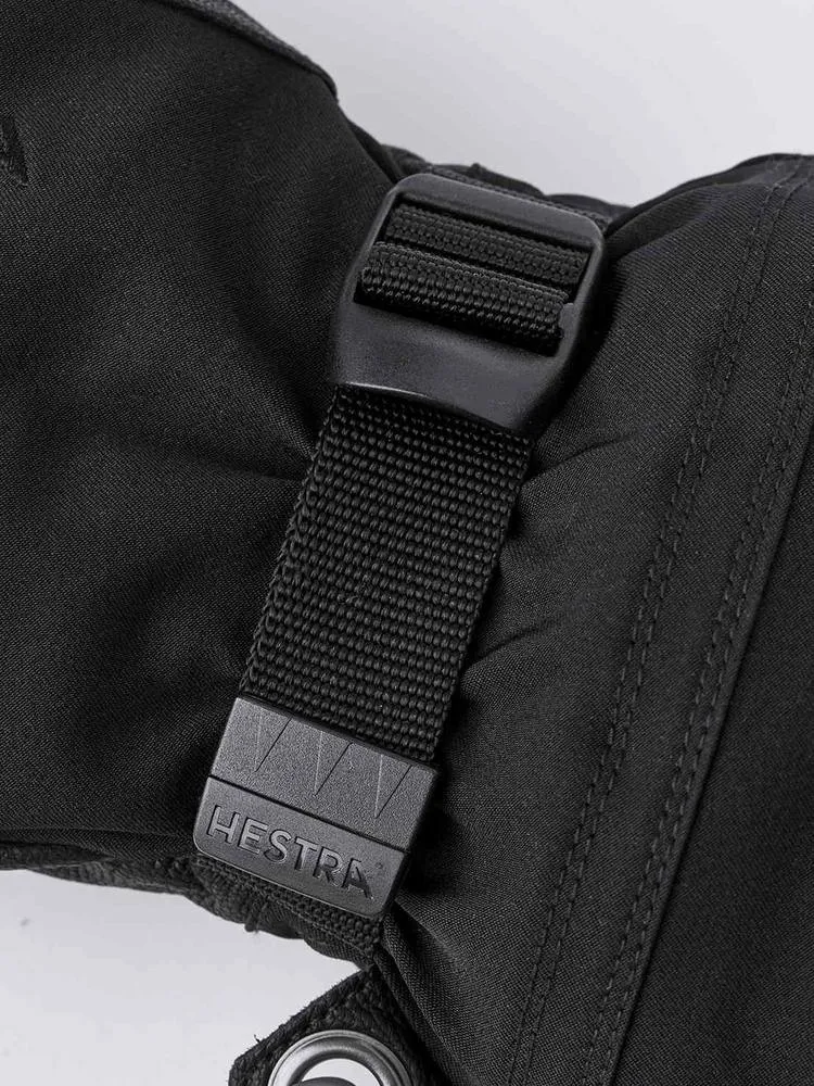 Particolare di un guanto estremo in pelle nera di Hestra Army con chiusura e logo.