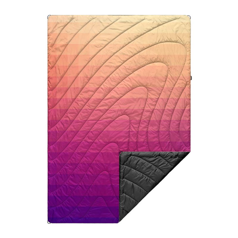 Gesteppte Rumpl Original Puffy Blanket "Dawn Pixel" in Farbverlauf von Gelb zu Violett, Ecke umgeschlagen; schwarze Innenseite.
