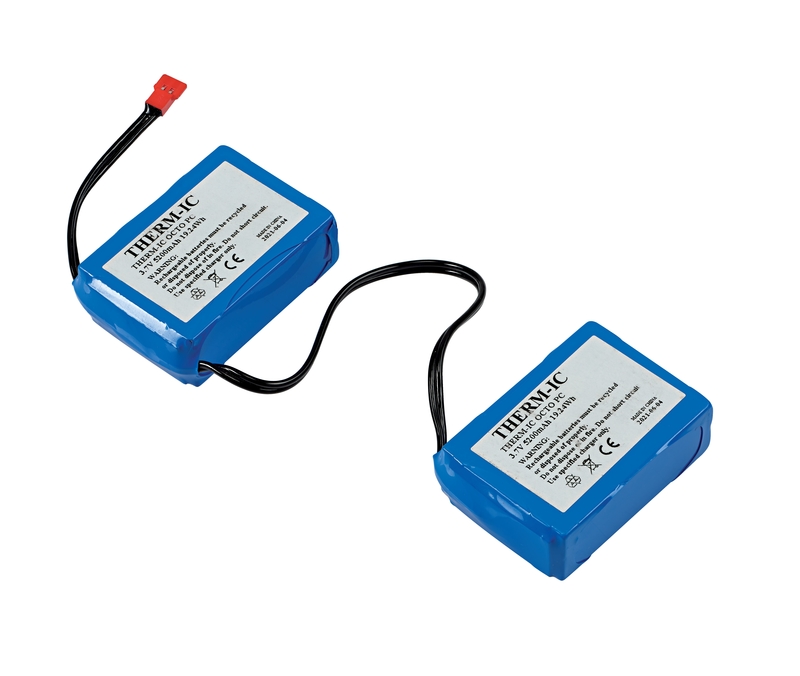 Deux piles bleues Therm-ic Ultra Heat Boost avec câble, posées sur un fond blanc.