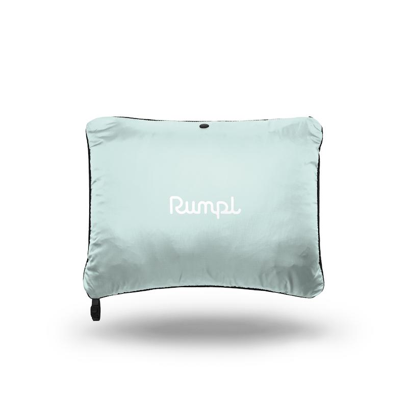 Ein mintgrüner, rechteckiger Rumpl Nanoloft Puffy Poncho mit dem Rumpl-Logo.