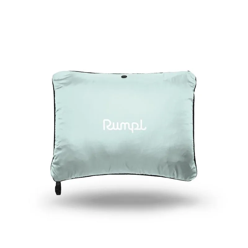 Ein mintgrüner, rechteckiger Rumpl Nanoloft Puffy Poncho mit dem Rumpl-Logo.