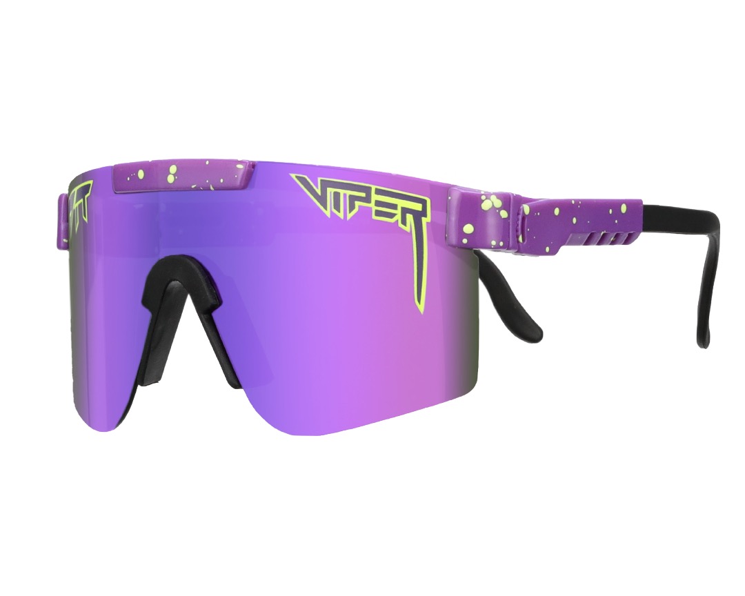 Lila-violette Polarized Sonnenbrille mit gelben Akzenten und schwarzem Nasenstück.