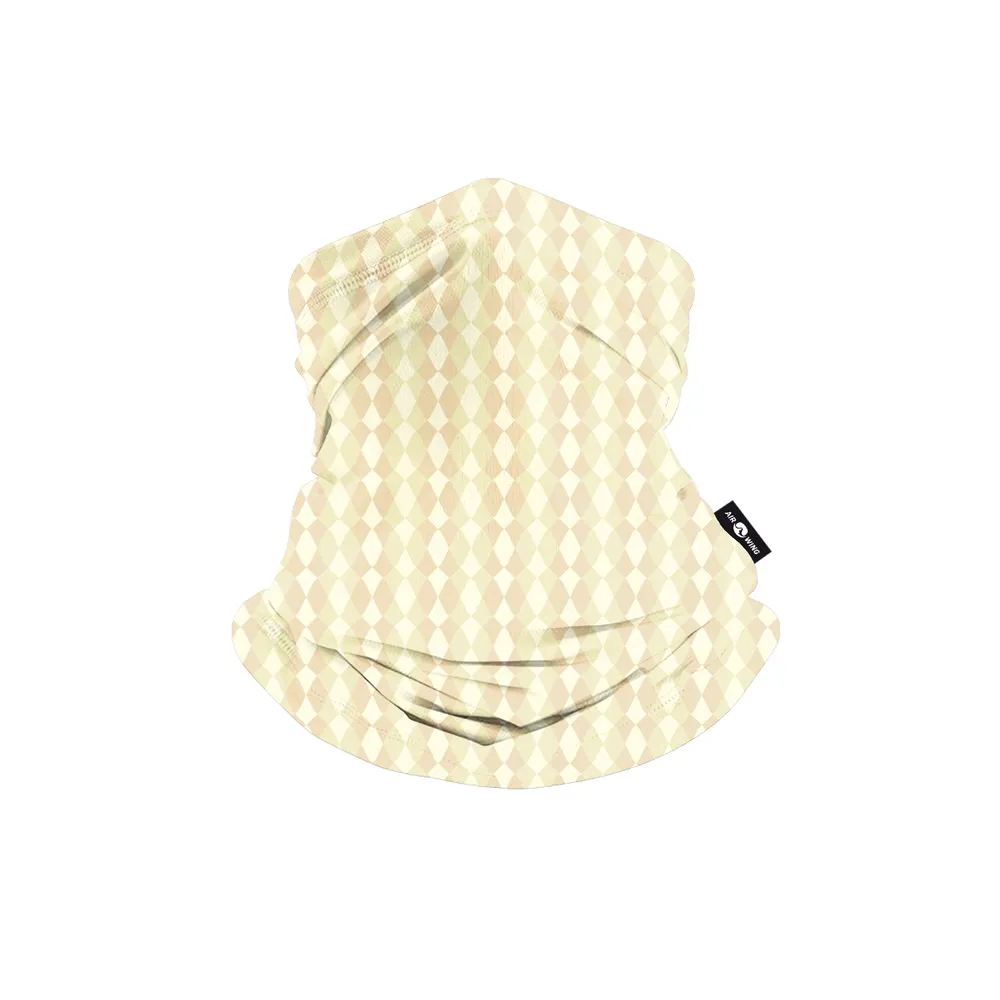 Creme farbiger Maskenschal mit Rautenmuster. Das Schlauchtuch ist gerafft und ein Label ist sichtbar.