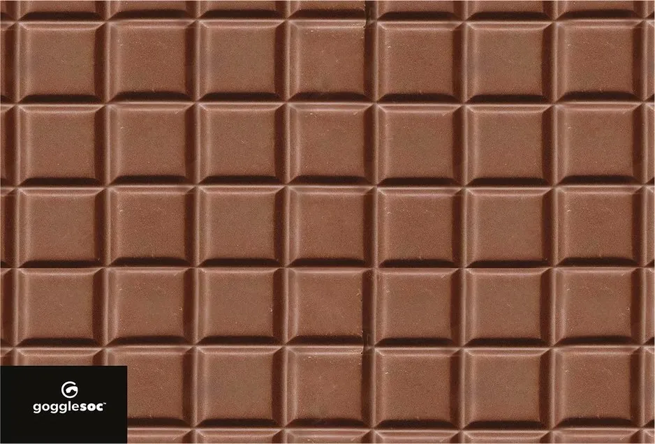 Gros plan : texture d'une tablette de chocolat Gogglesoc, disposée selon un motif carré.