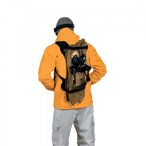 Person mit Schneeschuhen auf dem Rücken in einem RAQBACK Schneeschuh-Trage-Rucksack.
