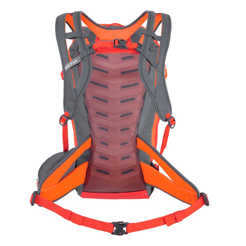 Nahaufnahme der Rückseite des Salewa Randonee 32L Rucksacks mit Dry Back Contact System. Graue Träger und orangefarbene Akzente.