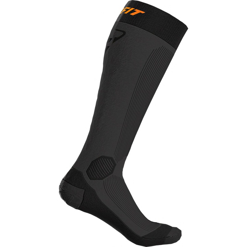 Eine graue, knielange Dynafit Tour Warm Merino Socke auf weißem Hintergrund. Das Dynafit-Logo ist am oberen Bund in Orange zu sehen.