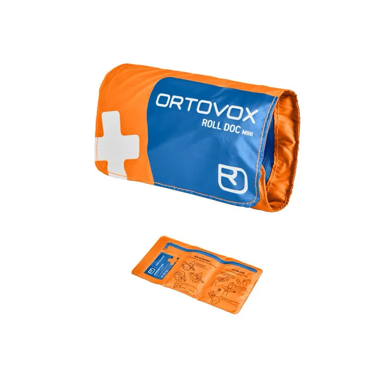 Un set di pronto soccorso Ortovox Roll Doc Mini arancione e blu, con istruzioni di pronto soccorso su un cartoncino.