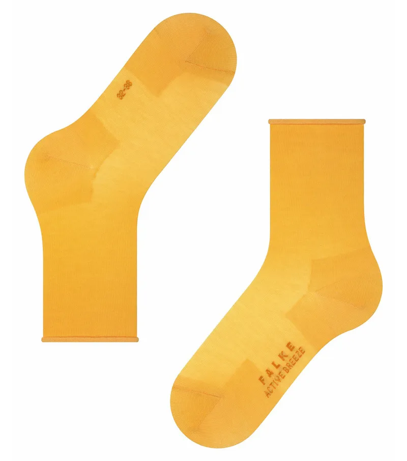 Zwei Damen Socken, Active Breeze, Farbe Mustard, eine liegend, eine stehend.