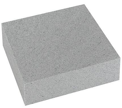 Gomme abrasive grise rectangulaire pour l'entretien des carres des skis et snowboards, gros plan.