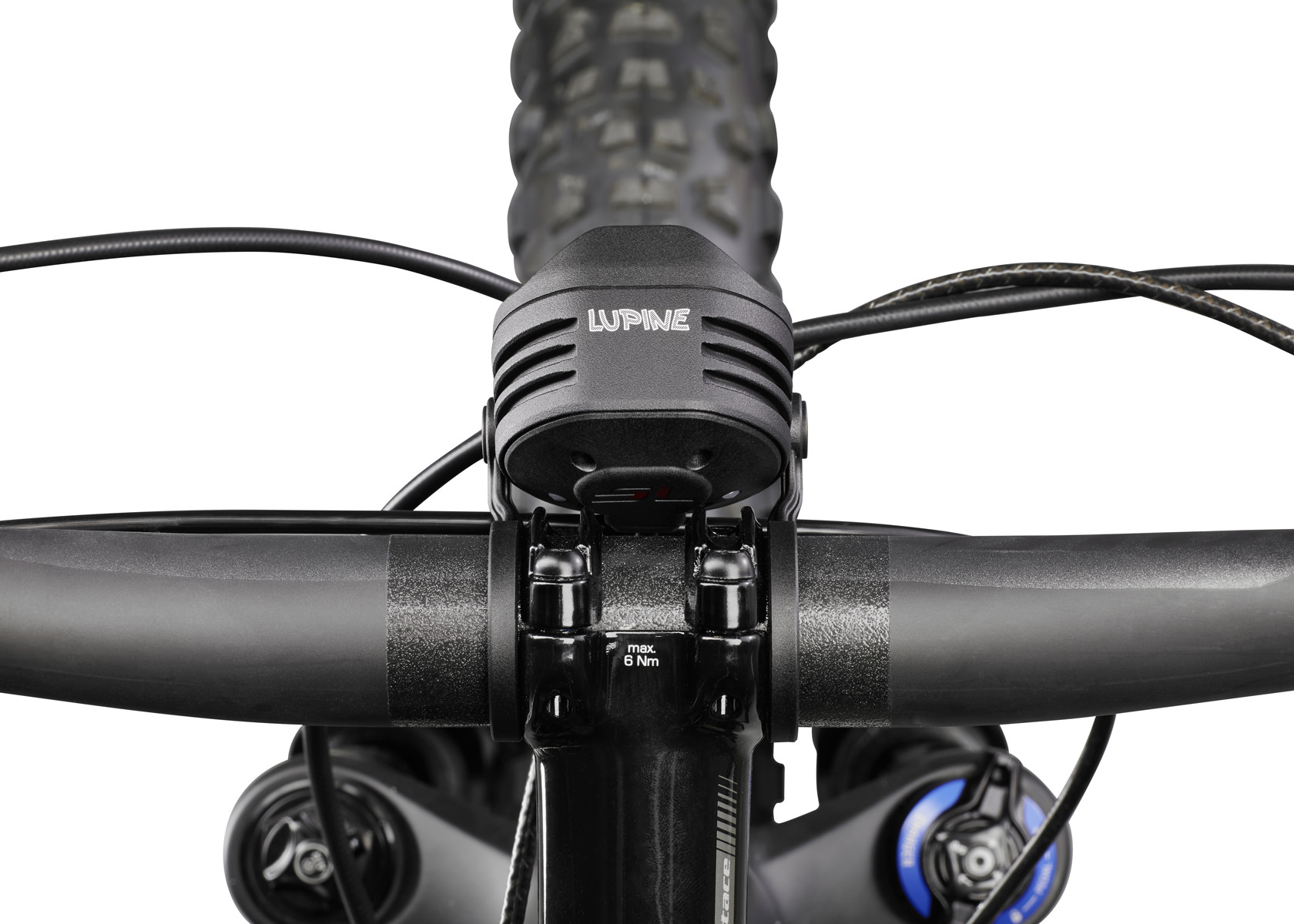 Nahaufnahme einer schwarzen Lupine E-Bike Beleuchtung am Lenker eines Fahrrads. Kabel sind sichtbar.